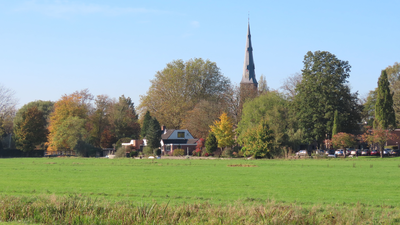 912188 Gezicht op de oostzijde van het dorp Vleuten (gemeente Utrecht), met de toren van de Willibrordkerk (Pastoor ...